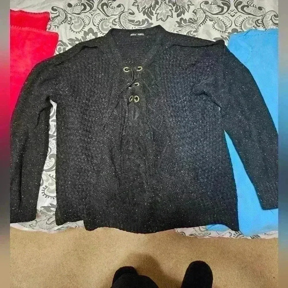 Woven tie front sweater! - Picture 1 of 4
